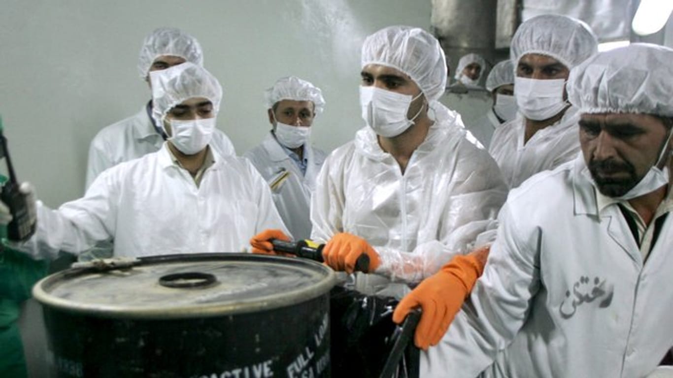 Iranische Atomwissenschaftler in einem Kernkraftwerk.