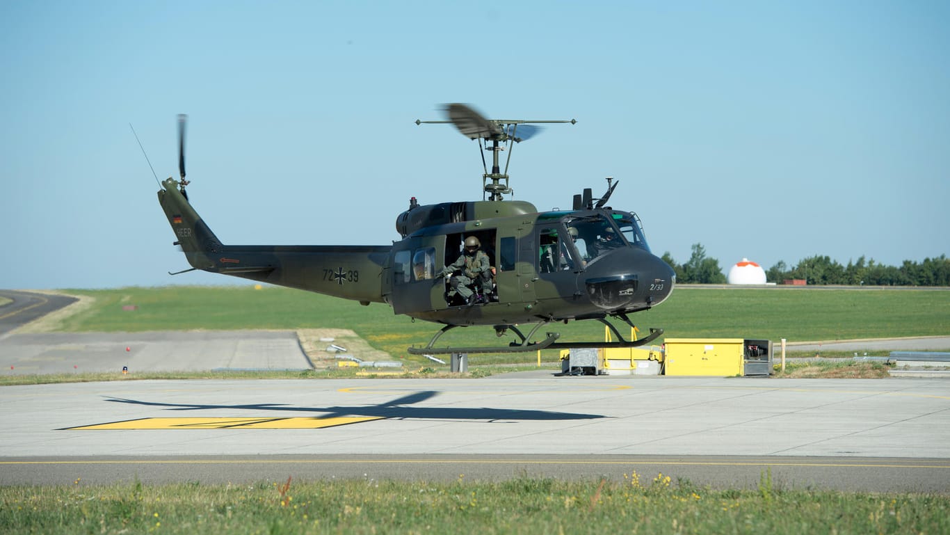 Der Helikopter Bell UH-1D wird noch als Ersatz einige Jahre in Betrieb bleiben.