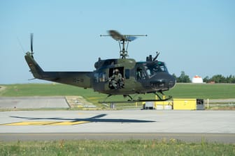 Der Helikopter Bell UH-1D wird noch als Ersatz einige Jahre in Betrieb bleiben.