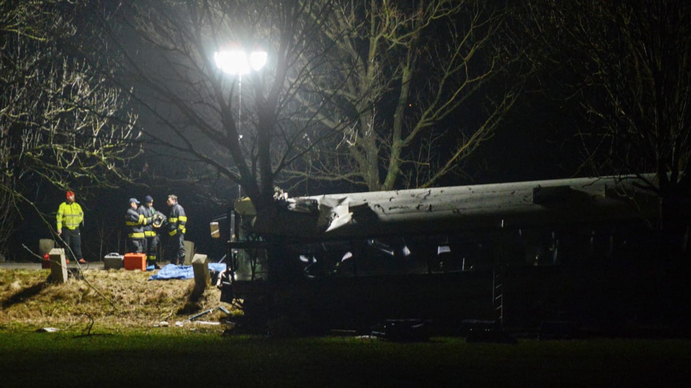 Der völlig zerstörte Bus: Rettungskräfte sichern den Unglücksort bei Prag.
