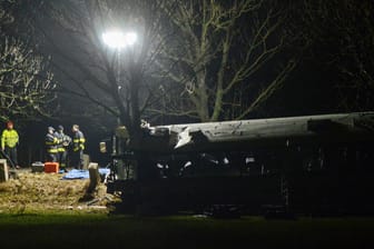 Der völlig zerstörte Bus: Rettungskräfte sichern den Unglücksort bei Prag.