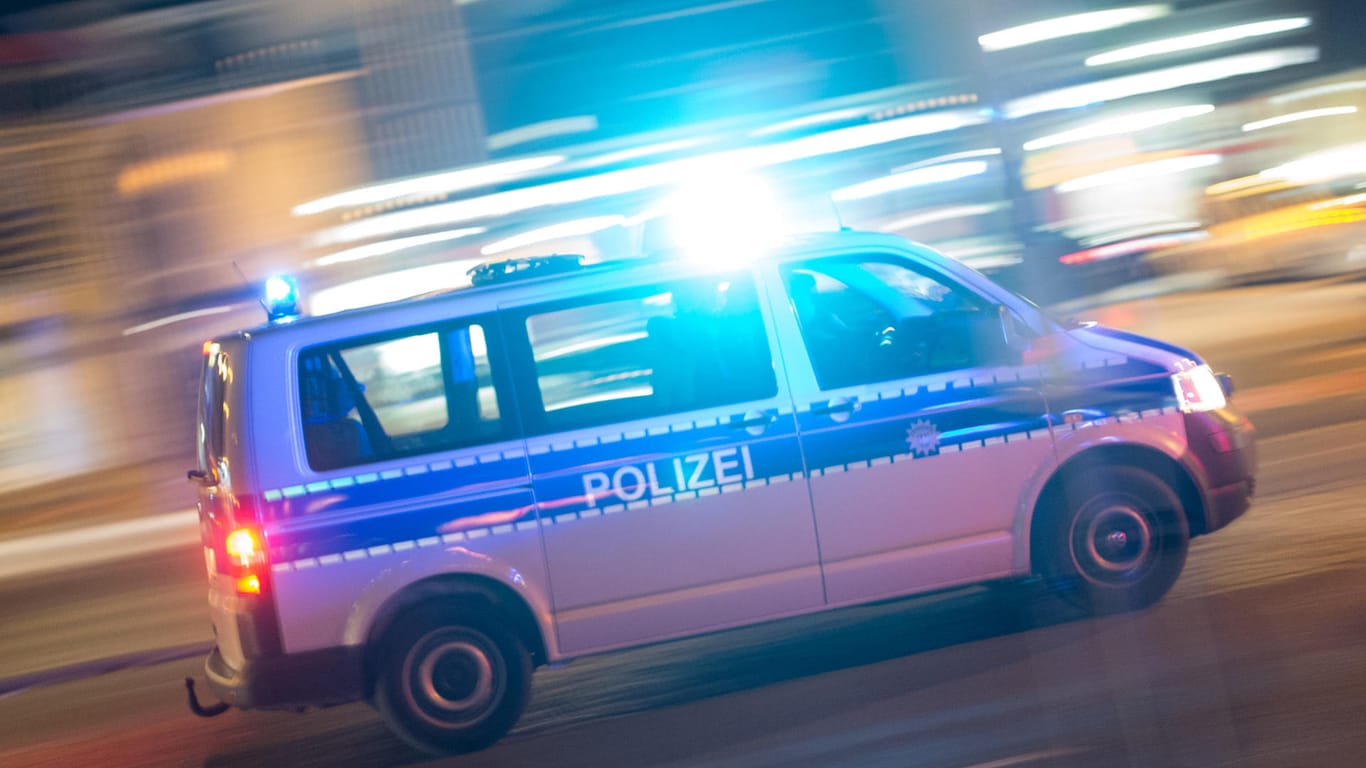 Ein Fahrzeug der Bundespolizei mit Blaulicht: In Berlin sind zwei Polizisten während einer Verfolgungsjagd verletzt worden.