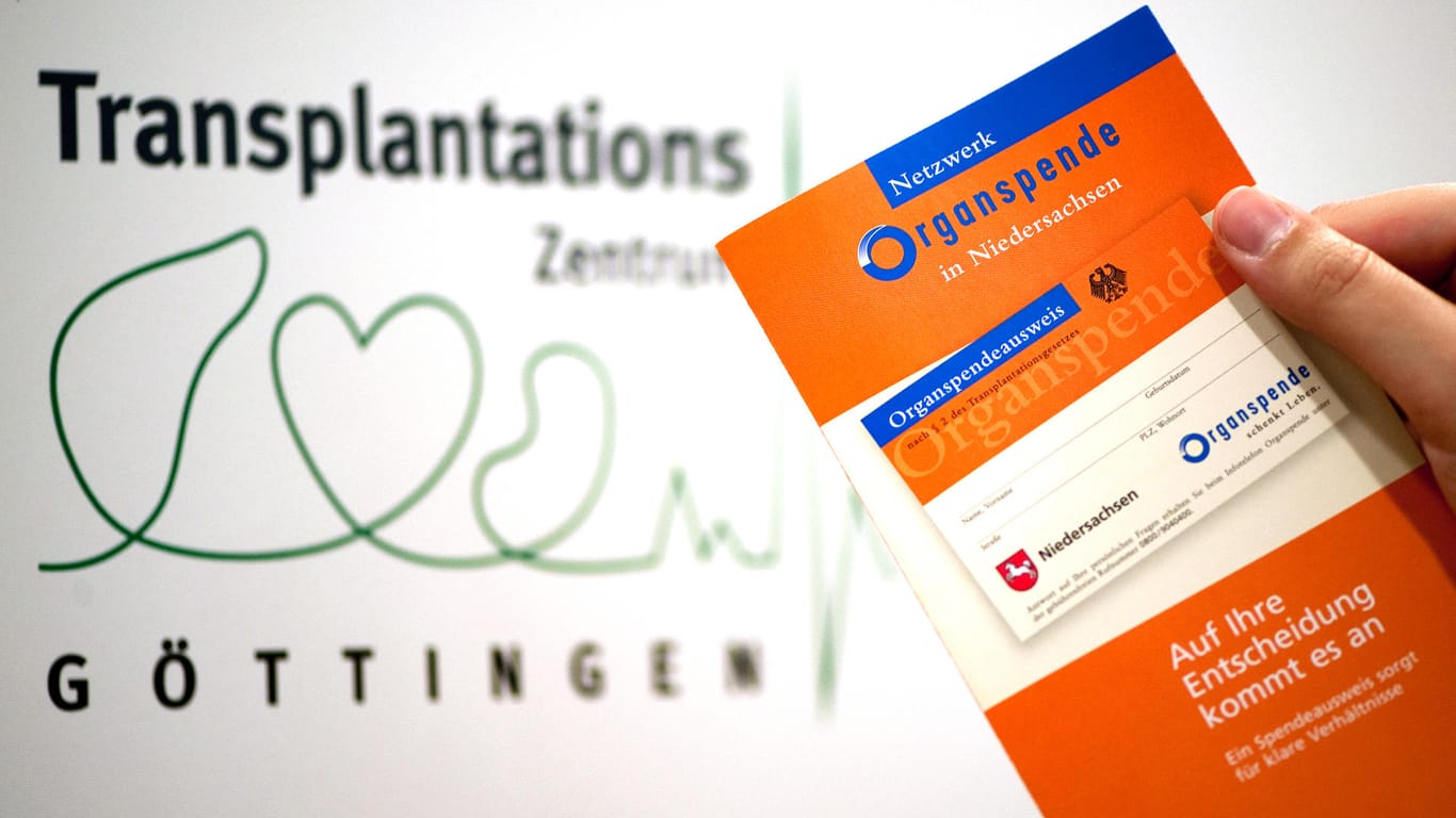 Transplantationszentrum Göttingen: Broschüren wie vom "Netzwerk Organspende in Niedersachsen" klären über Organspenden auf.