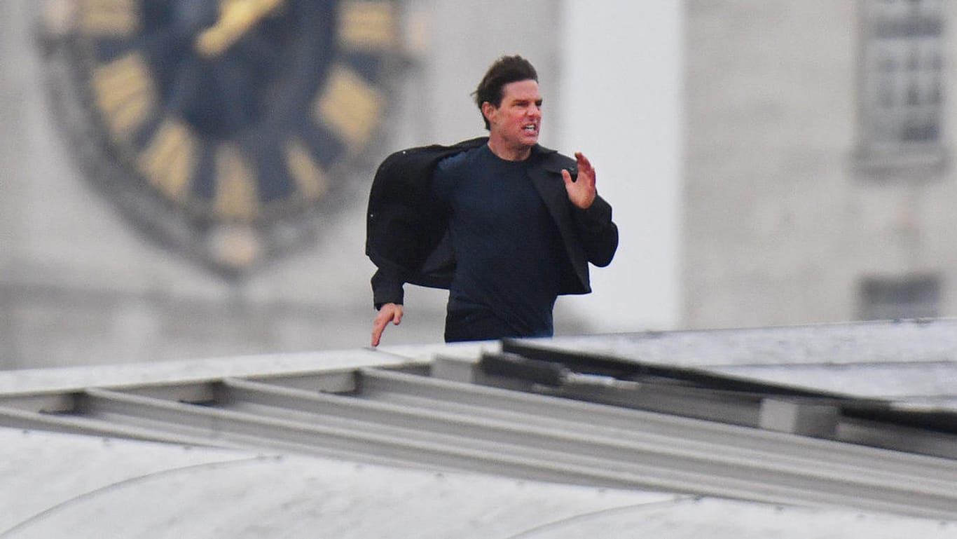 Dreharbeiten zu "Mission: Impossible 6": Tom Cruise rennt über das Dach des Blackfriars-Bahnhofs in London.