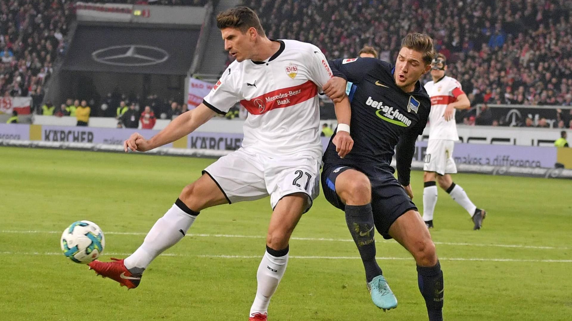 Stuttgart-Rückkehrer Mario Gomez im Duell mit Herthas Niklas Stark: Der Stürmer erzwang in der 78. Minute ein Eigentor des Verteidigers.