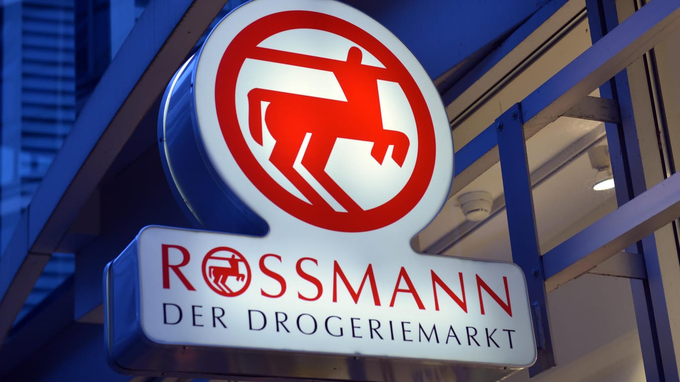 Rossmann-Logo: Der Drogeriemarkt warnt vor einer Augencreme seiner Eigenmarke Isana.