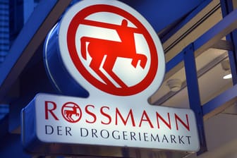Rossmann-Logo: Der Drogeriemarkt warnt vor einer Augencreme seiner Eigenmarke Isana.