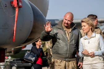 Bundesverteidigungsministerin Ursula von der Leyen (CDU): Bei einem Besuch des Luftwaffenstützpunkts Al-Asrak in Jordanien kündigte sie eine Reduzierung des deutschen Engagements an.