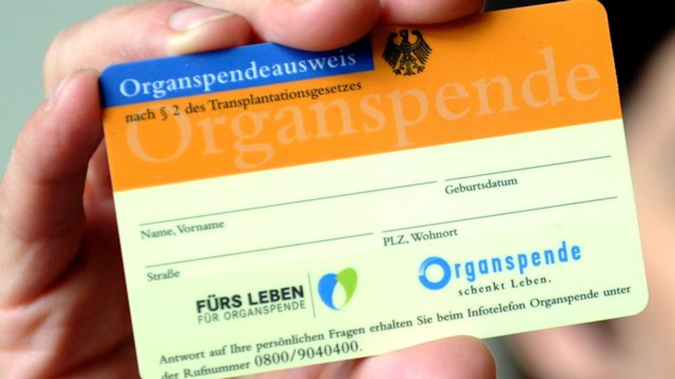 Organspende-Ausweis: Die Spenderzahlen sind auf den niedrigsten Stand seit 20 Jahren gesunken.