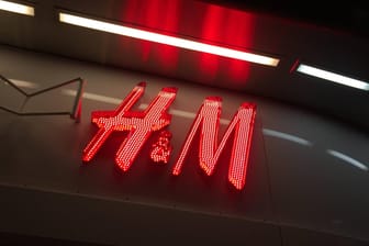 Das Logo von H&M an einer Filiale: Das schwedische Unternehmen muss sich wegen schwerer Rassismus-Vorwürfe verantworten.