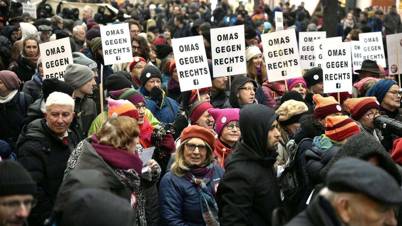 Protest in Wien: Zwischen 20.000 und 80.000 Menschen sind gegen ÖVP und FPÖ auf die Straße gegangen.
