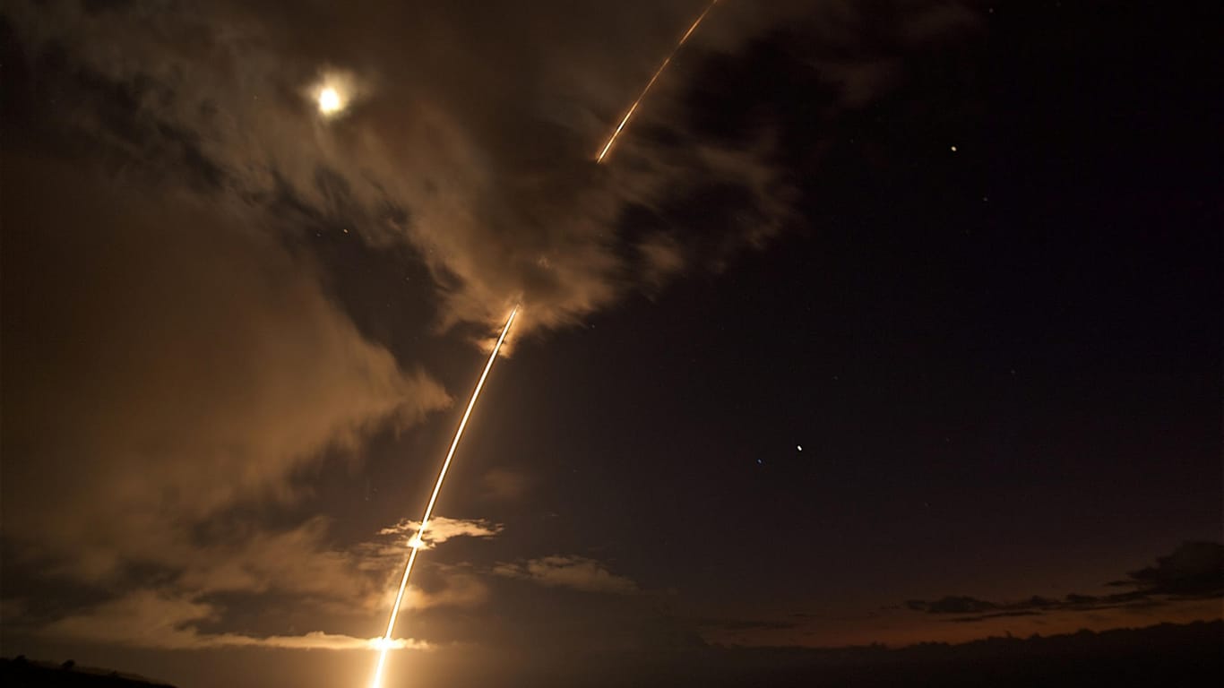 Der Test einer Raketenabwehr über Hawaii im August 2017: Nun schreckte ein SMS die Hawaiianer aus dem Schlaf – Raketenalarm.