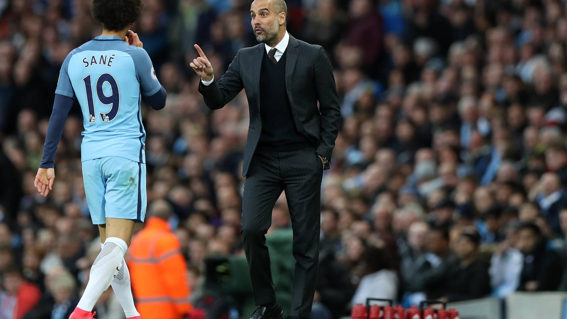 Fußball-Lehrer: Wenn Pep Guardiola (r.) spricht, hört Leroy Sané ganz genau zu.