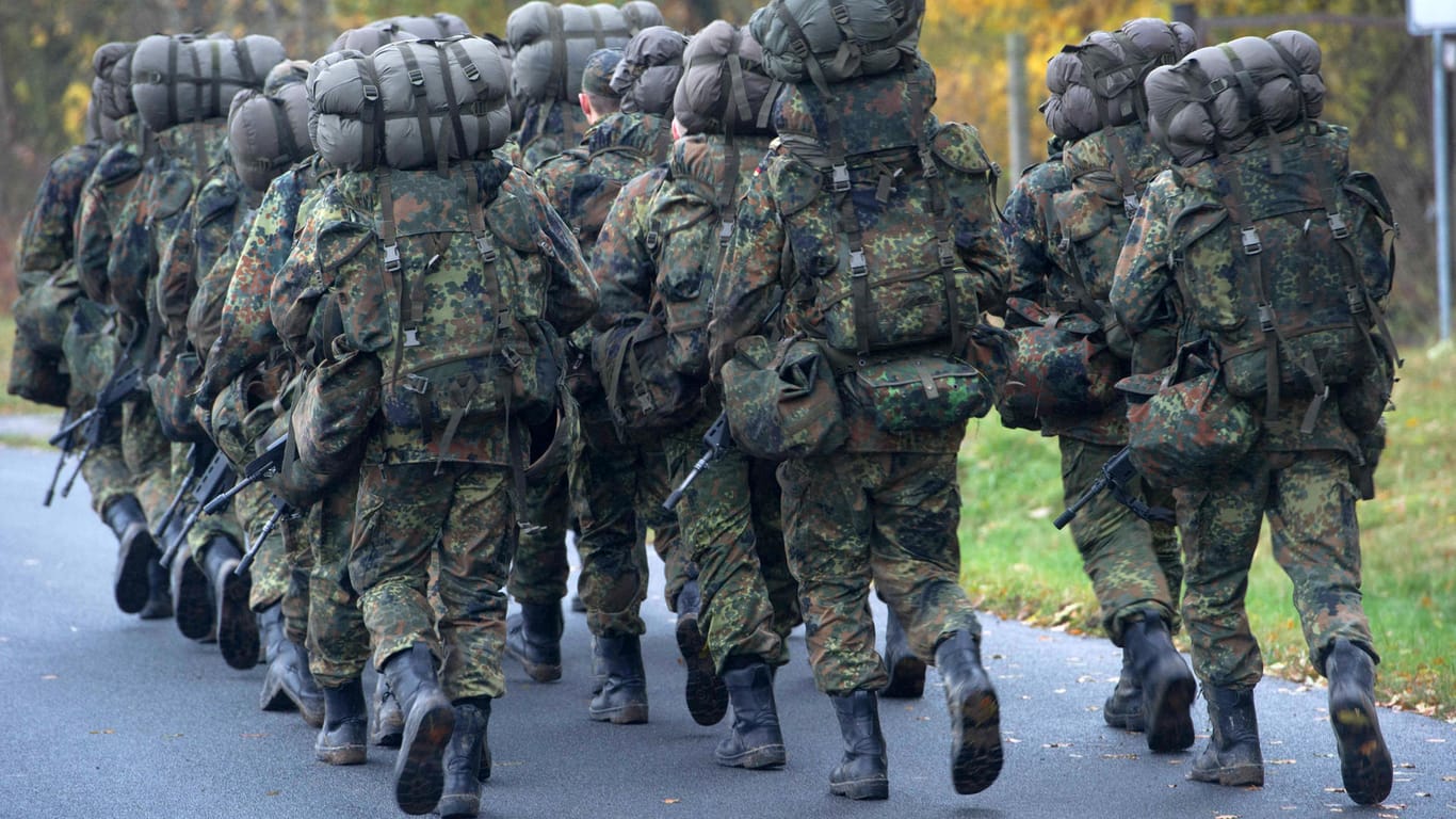 Soldaten in der Grundausbildung: Der Bundeswehrverband kritisiert die Vereinbarungen von SPD und Union scharf.