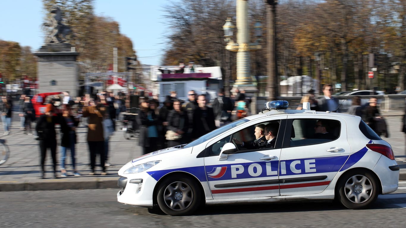 Polizeiauto in Paris: In der französischen Hauptstadt ist ein Jugendlicher erstochen worden. (Symbolbild)