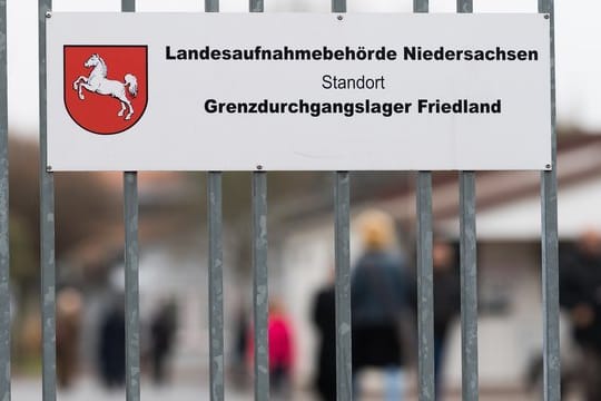 Schild am Eingangstor zum Grenzdurchgangslager im niedersächsischen Friedland.