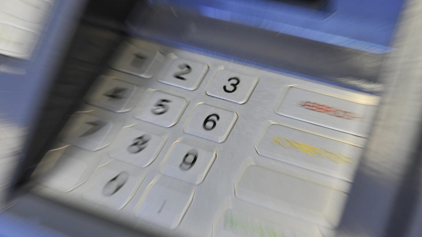Beim Datenklau am Geldautomaten, dem sogenannten Skimming, haben es die Kriminellen auf Kartendaten und Geheimnummer (PIN) von Bankkunden abgesehen.