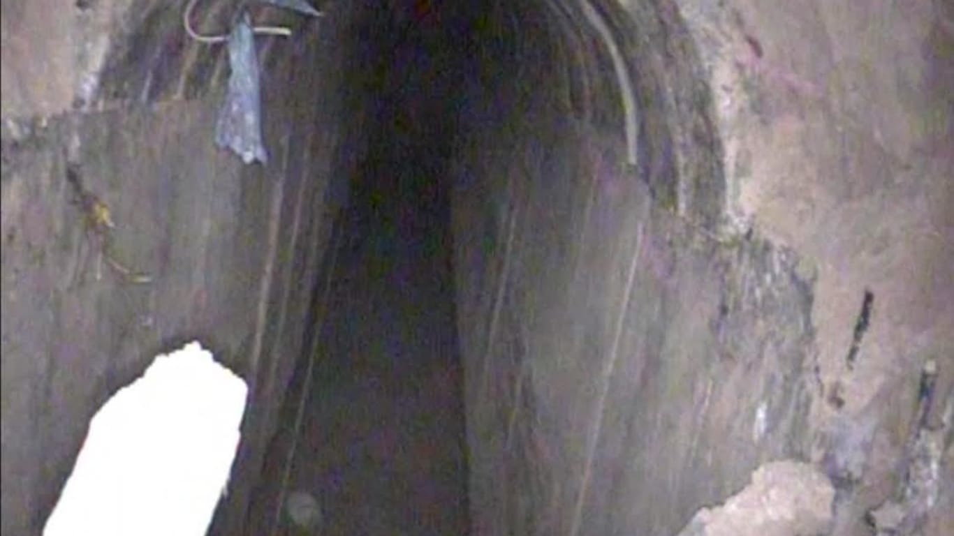 Blick in einen Tunnel, der nach Angaben der israelischen Armee vom Gazastreifen auf israelisches Gebiet geführt haben soll.