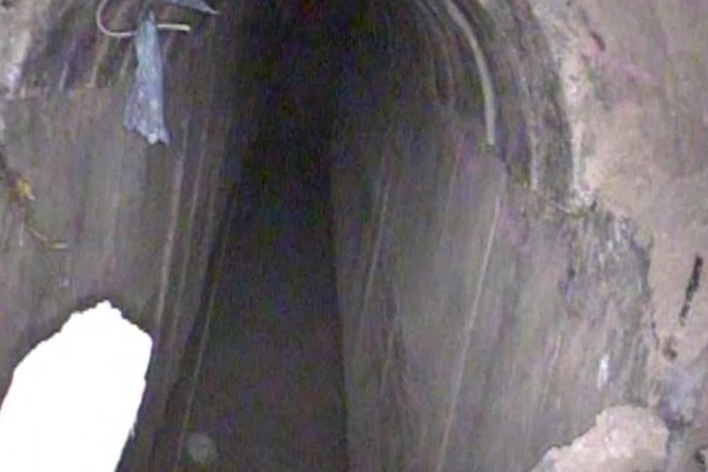 Blick in einen Tunnel, der nach Angaben der israelischen Armee vom Gazastreifen auf israelisches Gebiet geführt haben soll.