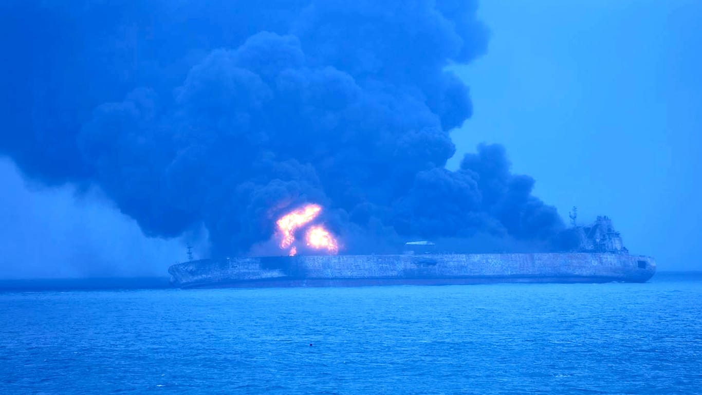 Brennender Öltanker "Sanchi": 29 Seeleute werden immer noch vermisst.