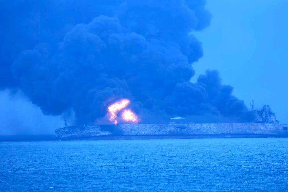 Brennender Öltanker "Sanchi": 29 Seeleute werden immer noch vermisst.