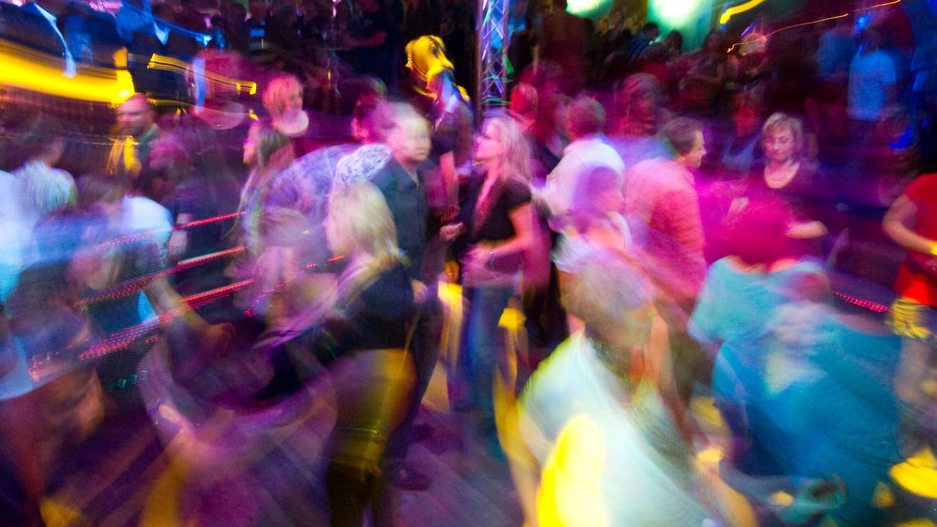 Partygäste tanzen in einer Diskothek: In Saarbrücken kam es jetzt während einer "Mallorcaparty" zu Aufruhr.
