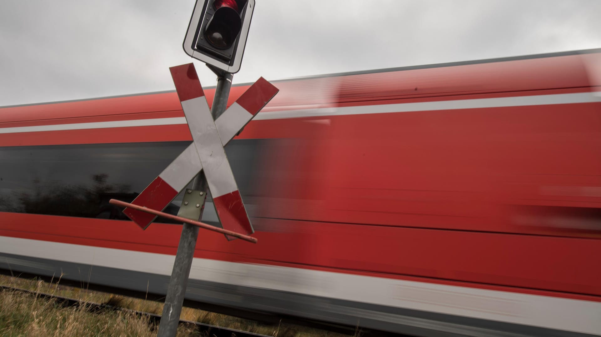 Ein unbeschrankter Bahnübergang: In Neubrandenburg ist ein junger Mann von einem Zug erfasst worden. Ein unbeschrankter Bahnübergang: In Neubrandenburg ist ein junger Mann von einem Zug erfasst worden.