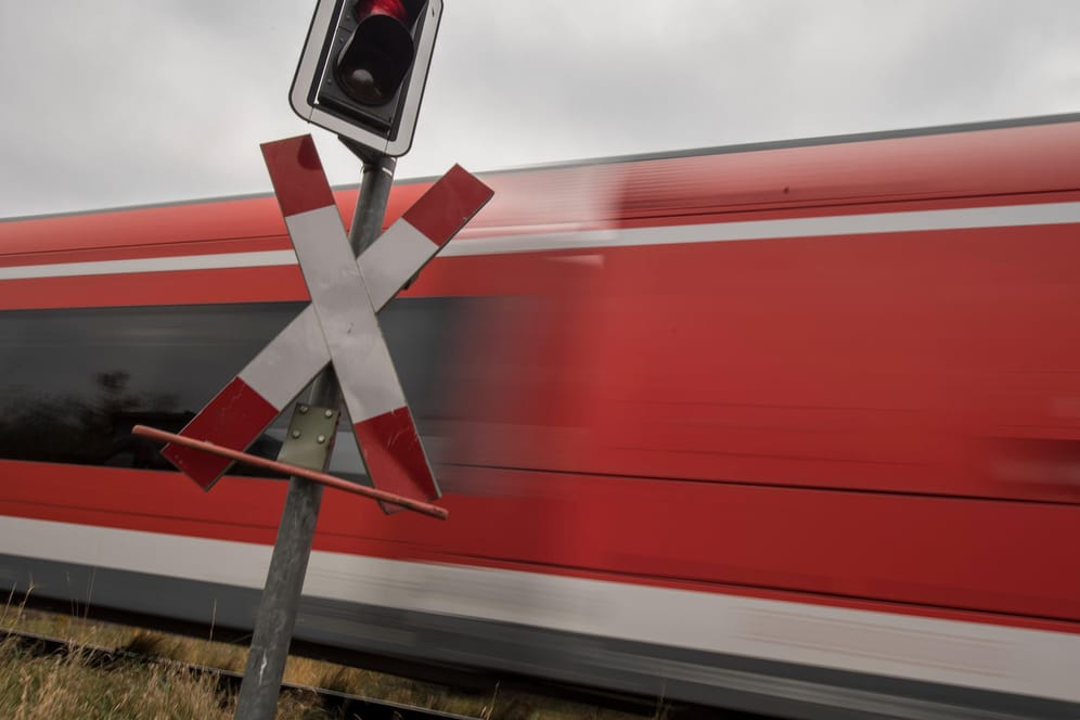 Ein unbeschrankter Bahnübergang: In Neubrandenburg ist ein junger Mann von einem Zug erfasst worden.