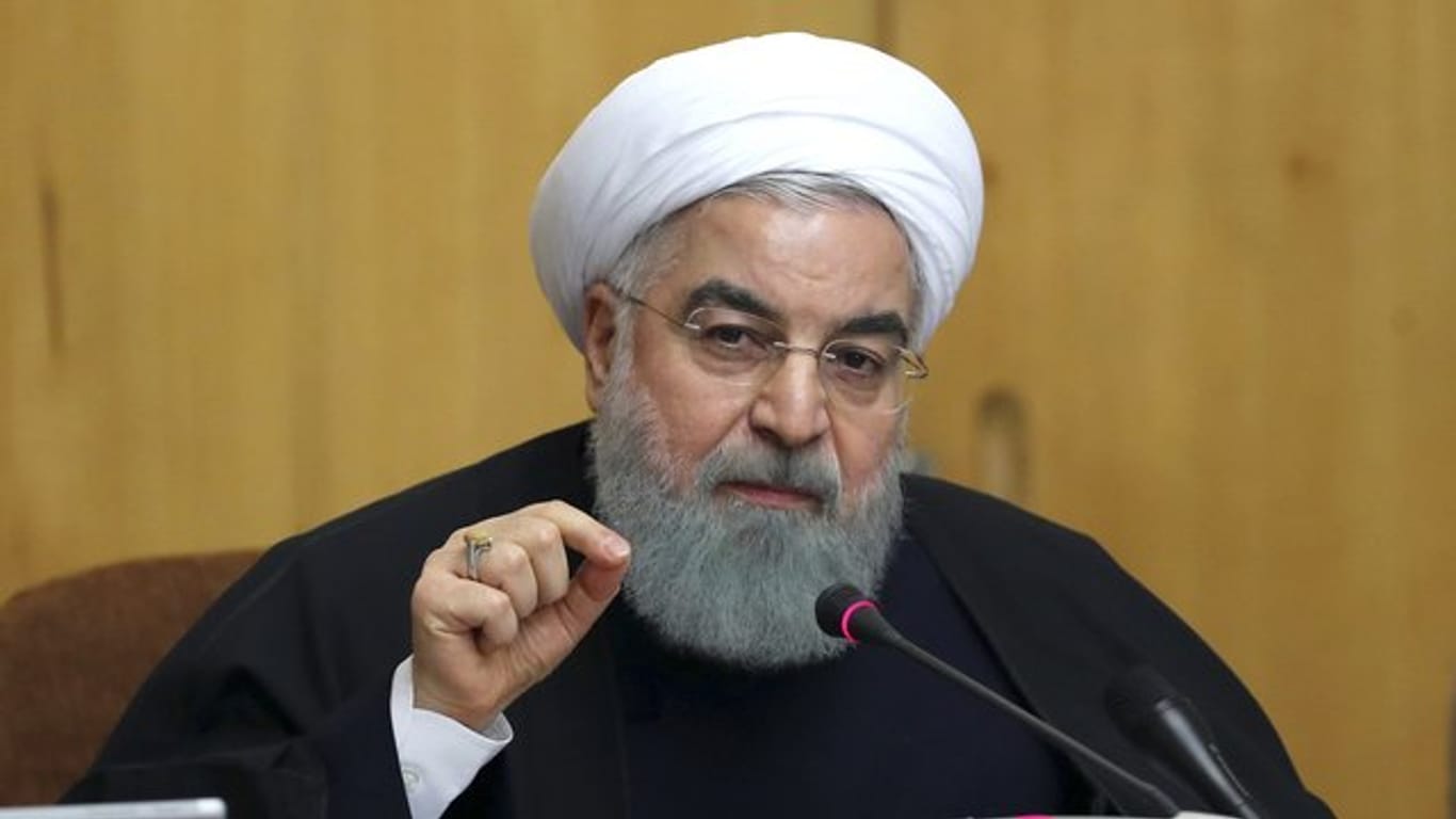 Irans Präsident Hassan Ruhani weicht einem möglichen Konflikt mit den Hardlinern nicht aus.