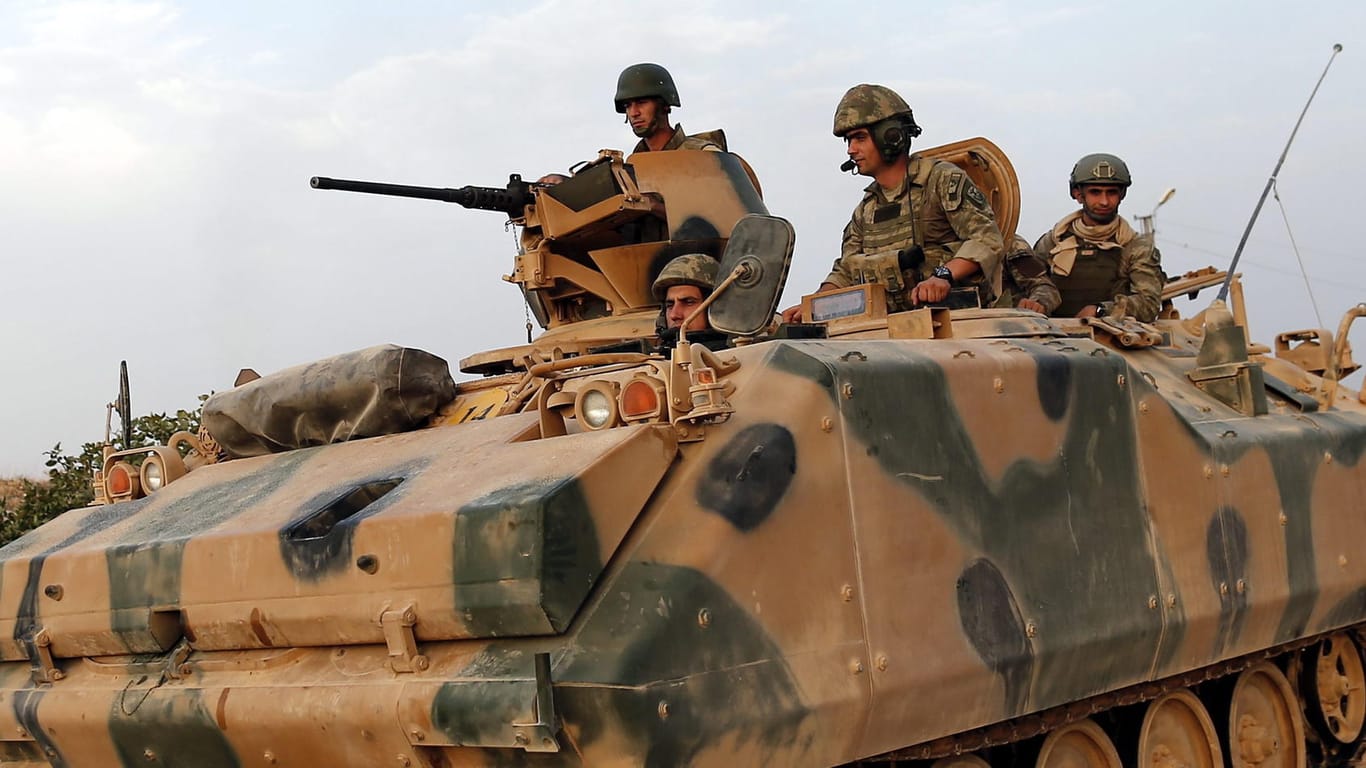 Ein türkischer Panzer in Syrien: Was vermeintlich als Einsatz gegen den IS begann ist nun eine Operation gegen kurdische Milizen.
