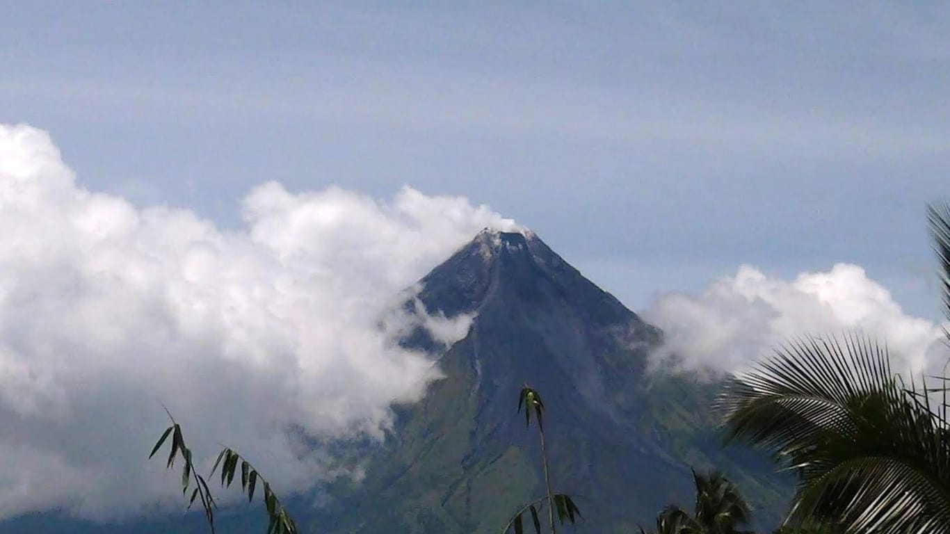 Rauchwolken um den Vulkan Mayon: Die Behörden auf den Philippinen haben die Einwohner aufgefordert die Gefahrenzone zu meiden.