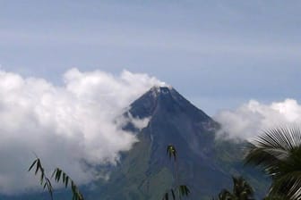 Rauchwolken um den Vulkan Mayon: Die Behörden auf den Philippinen haben die Einwohner aufgefordert die Gefahrenzone zu meiden.
