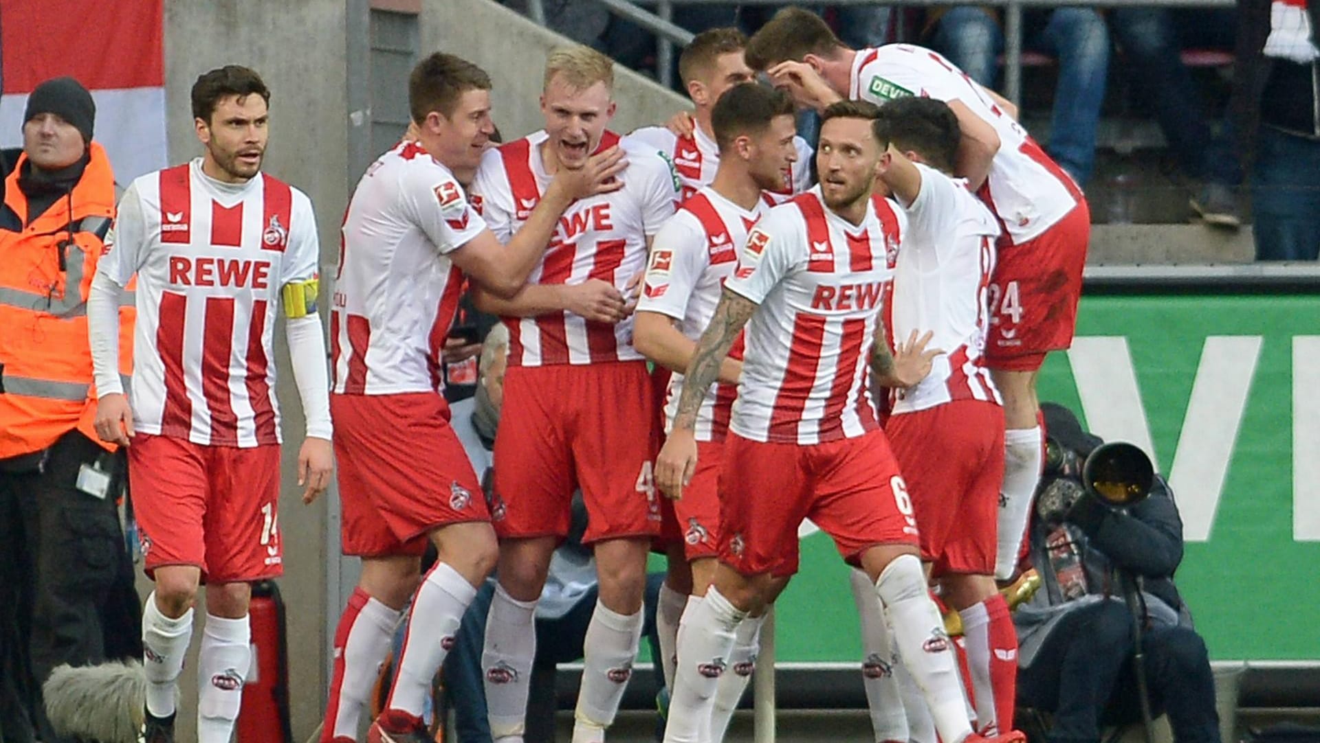 Die Kölner Spieler beim Torjubel: Für den "Effzeh" war es ein perfekter Start ins Jahr 2018. Die Kölner Spieler beim Torjubel: Für den "Effzeh" war es ein perfekter Start ins Jahr 2018.