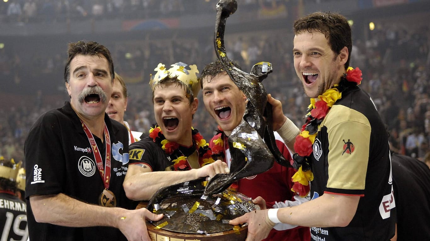 Weltmeister unter sich: Markus Baur (r.) feierte 2007 mit Trainer Heiner Brand (l.), Michael Kraus und Henning Fritz den Titel.