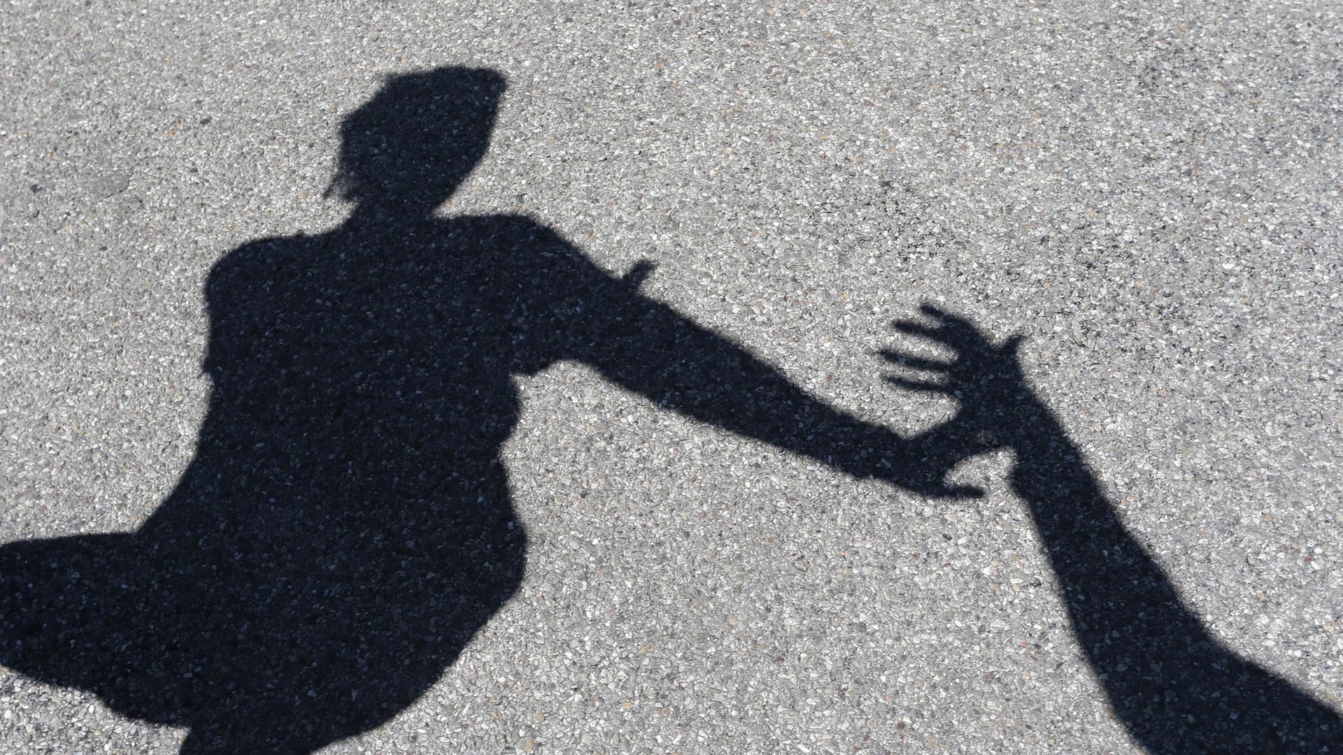 Symbolfoto zu einem Übergriff: Ein Unbekannter hat eine Mutter und ihr Kind in Magdeburg angegriffen. Symbolfoto zu einem Übergriff: Ein Unbekannter hat eine Mutter und ihr Kind in Magdeburg angegriffen.