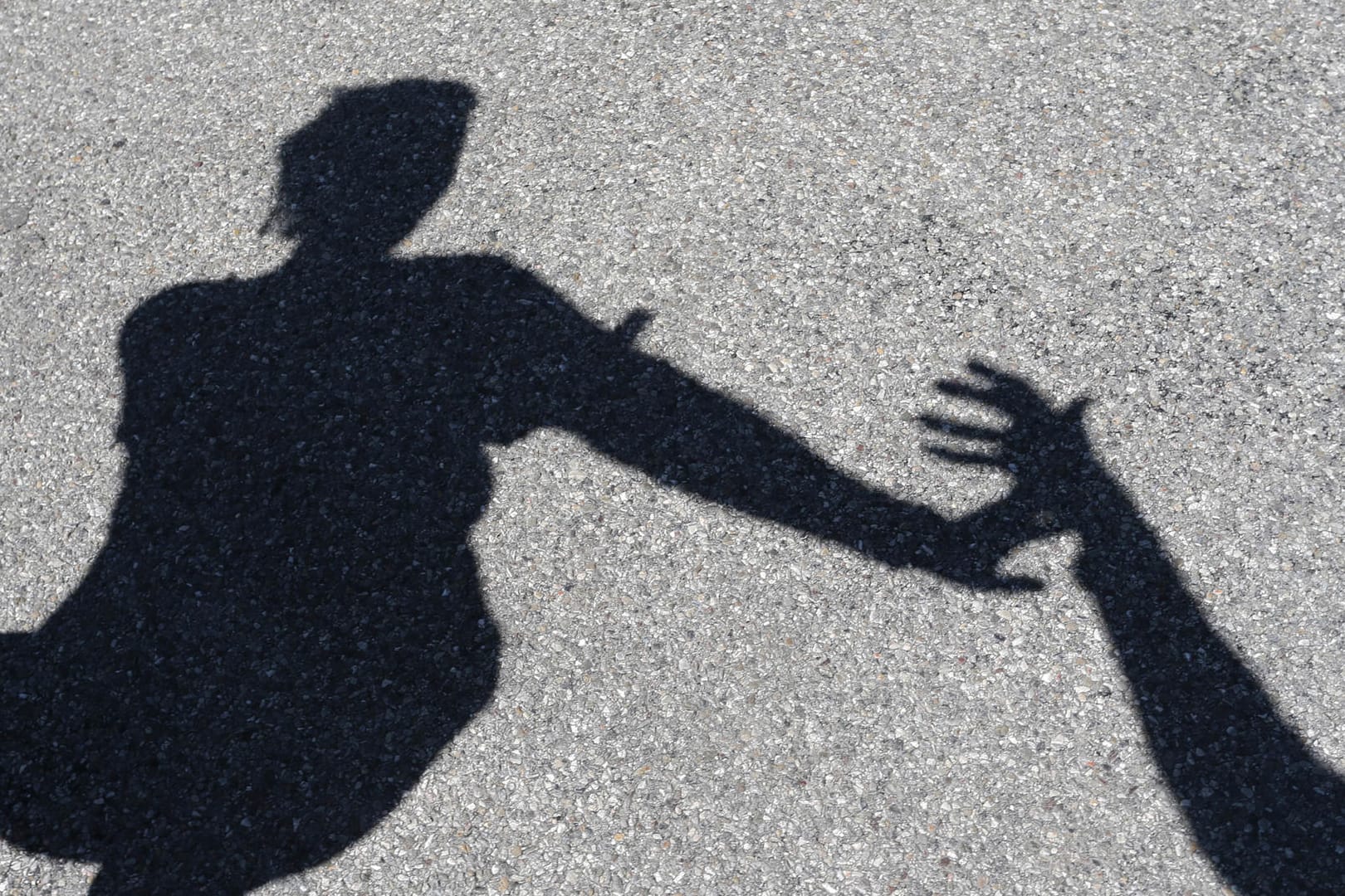 Symbolfoto zu einem Übergriff: Ein Unbekannter hat eine Mutter und ihr Kind in Magdeburg angegriffen.