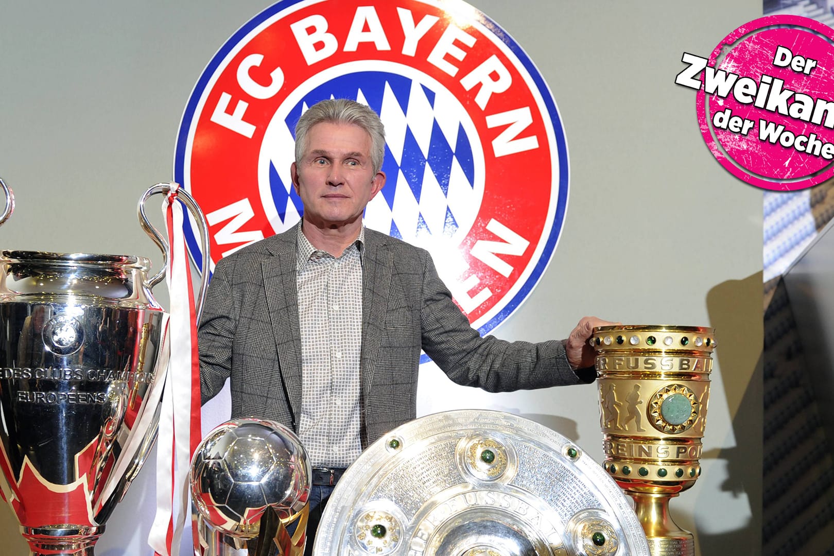 Jupp Heynckes mit den Pokalen der Saison 2012/13: Er holte das Triple – nachdem klar war, dass er nach der Saison für Pep Guardiola seinen Posten als Trainer räumen muss.