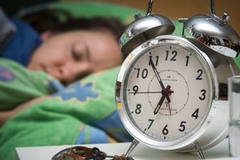Karriere: Wer verschläft und deshalb zu spät zur Arbeit kommt, muss mit einer Abmahnung rechnen.