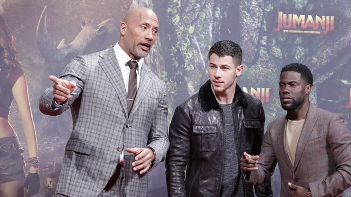 Dwayne Johnson (l-r), Nick Jonas und Kevin Hart stellen "Jumanji: Willkommen im Dschungel" in Berlin vor.