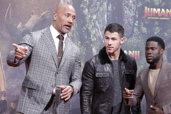 Dwayne Johnson (l-r), Nick Jonas und Kevin Hart stellen "Jumanji: Willkommen im Dschungel" in Berlin vor.