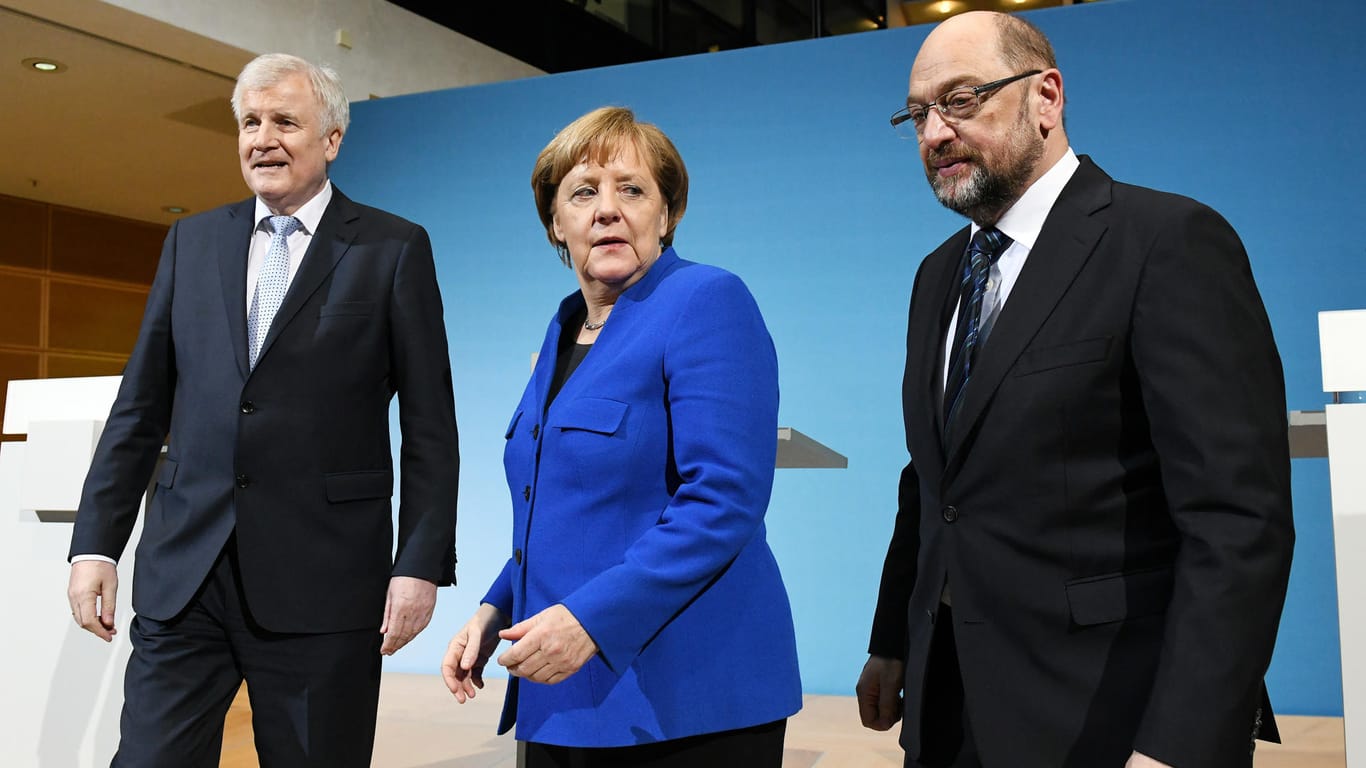 Horst Seehofer, Martin Schulz und Angela Merkel auf einer einer Pressekonferenz in Berlin: Die Spitzen von CDU, CSU und SPD streben eine Neuauflage der großen Koalition an.