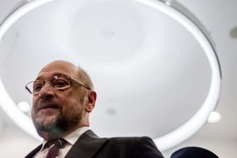 Der SPD-Vorsitzende Martin Schulz betritt in Dortmund den Sitzungssaal.