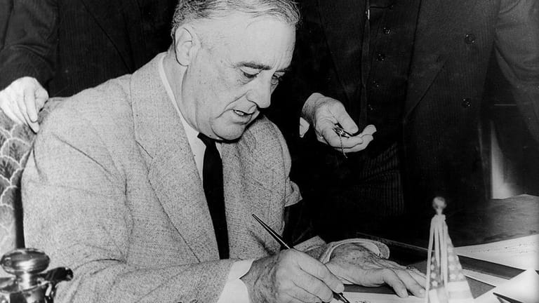 US-Präsident Franklin D. Roosevelt: Am 08.12.1941 unterzeichnete er die Kriegserklärung gegen Japan. Damit traten die USA in den Zweiten Weltkrieg ein.