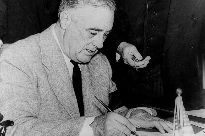 US-Präsident Franklin D. Roosevelt: Am 08.12.1941 unterzeichnete er die Kriegserklärung gegen Japan. Damit traten die USA in den Zweiten Weltkrieg ein.