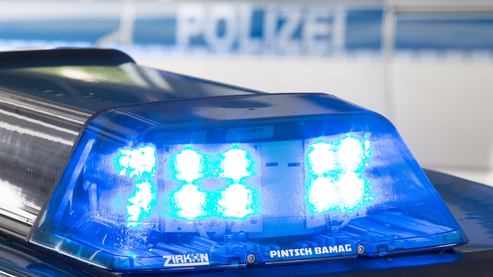 Bei einem Autounfall in Rheinland-Pfalz wurden zwei Menschen leicht verletzt.