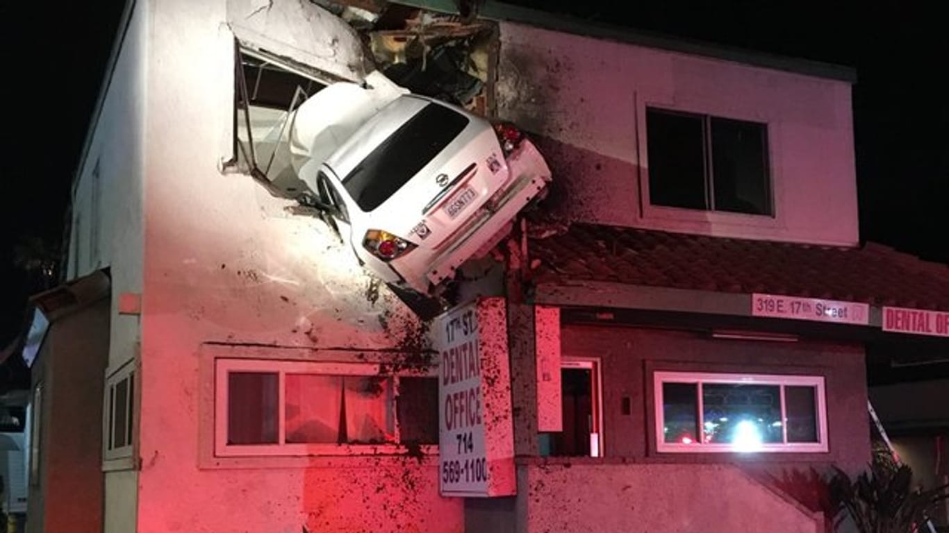 Im kalifornischen Santa Ana steckt ein Auto im Obergeschoss eines Hauses.