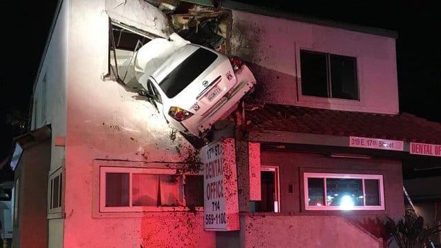 Im kalifornischen Santa Ana steckt ein Auto im Obergeschoss eines Hauses. Im kalifornischen Santa Ana steckt ein Auto im Obergeschoss eines Hauses.