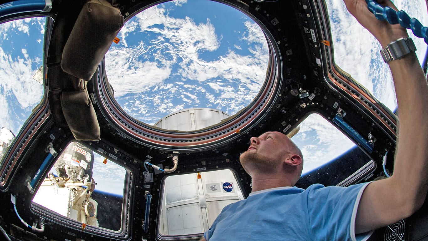 Alexander Gerst blickt durch ein Fenster der ISS auf die Erde: Ein Leben im All