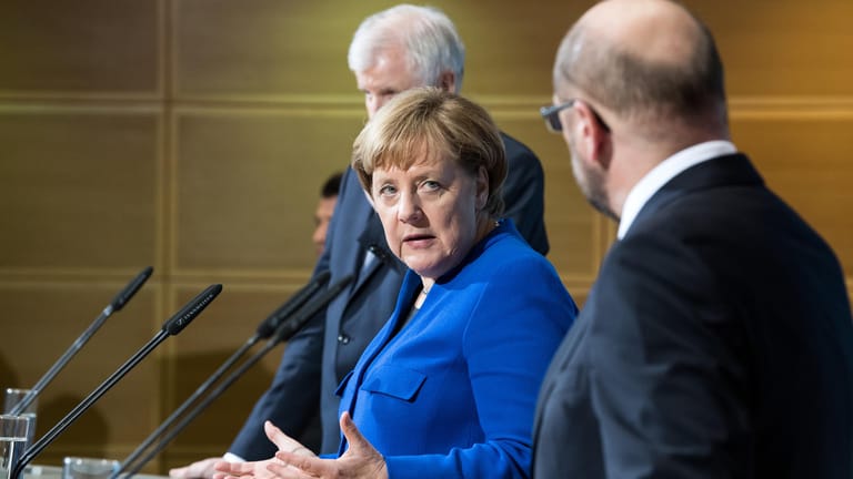 Horst Seehofer, Angela Merkel und Martin Schulz bei einer Pressekonferenz im Willy-Brandt-Haus in Berlin: Merkel muss bei der Regierungsbildung auf die Zustimmung der SPD-Basis hoffen.