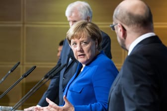 Horst Seehofer, Angela Merkel und Martin Schulz bei einer Pressekonferenz im Willy-Brandt-Haus in Berlin: Merkel muss bei der Regierungsbildung auf die Zustimmung der SPD-Basis hoffen.